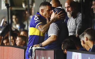 Carlos Tévez takto políbil Diega Maradonu před utkáním, které rozhodlo o titulu pro Bocu Juniors v domácí lize  
