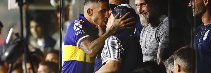 Carlos Tevez takto pobozkal Diega Maradonu pred zápasom, ktorý rozhodol o titule pre Bocu Juniors v domácej lige    