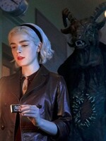 Čarodejnica Sabrina sa v traileri pre 2. sériu kúpe v krvi a mávnutím rúk láme väzy nepriateľov