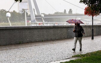 Časť Slovenska by mala čoskoro zasiahnuť búrka. Meteorológovia vydávajú výstrahy