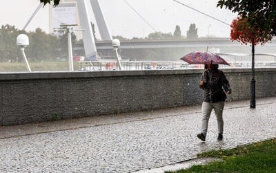 Časť Slovenska by mala čoskoro zasiahnuť búrka. Meteorológovia vydávajú výstrahy