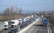 Časť diaľnice D1 pred Bratislavou úplne uzavrú. Vodiči sa musia pripraviť na dlhé kolóny, polícia informuje o obchádzkach (+ mapa)