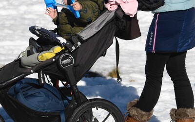 Čecha nechceli s kočíkom pustiť na biatlon, tak svoju 3-ročnú dcéru nechal pred bránou areálu. Vypátrať ho museli policajti
