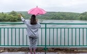 Čeká nás studený a deštivý víkend. Dej si pozor i na bouřky