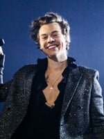 Celebrity Gossip: Harry Styles překvapil románkem na Glastonbury a Charlize Theron měla sex s 26letým