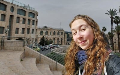 Celestína studuje v Jeruzalémě: Kdekoliv potkáš člověka se samopalem, bydlení a jídlo jsou drahé – za pivo zaplatíš 240 korun