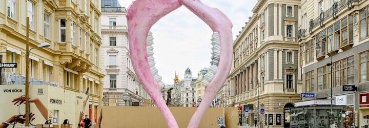 Čelist soba proměněná v ozubenou vagínu zdobí centrum Vídně. A taky budí rozruch 
