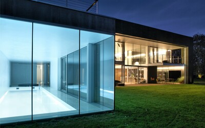 Celočierna fasáda s posuvnými modulmi, vnútorný bazén, ale tiež úplné súkromie. Nazri s nami do tohto sídla vo Varšave  