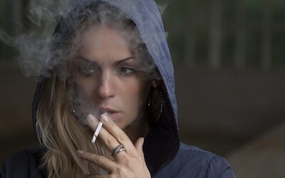 Celostátně hledanou ženu našla v Brně hlídka proto, že kouřila, kde neměla. Nepomohl jí ani neprůstřelný argument