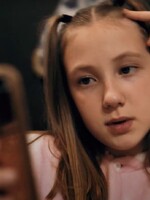 Celý deň čumím na telefón, prosím, pustite nás von, odkazuje 10-ročná slovenská raperka