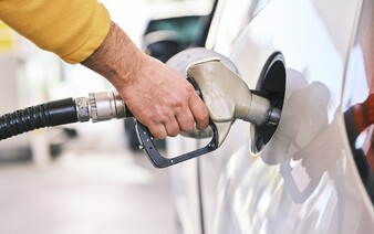 Cena benzinu a nafty klesá. Naftu koupíš nejlevněji za poslední rok