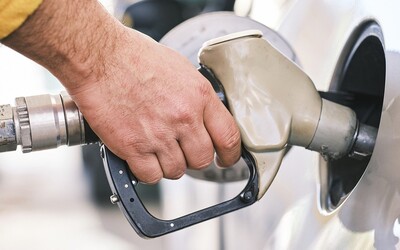 Cena benzinu a nafty klesá. Naftu koupíš nejlevněji za poslední rok