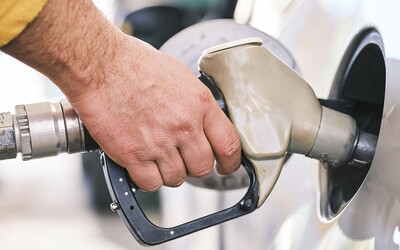 Cena benzinu klesá. Za naftu budeme ale platit čím dál více