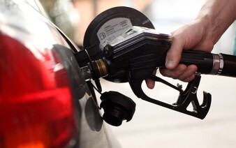 Cena benzinu v Česku klesá! Kde natankuješ vůbec nejlevněji?