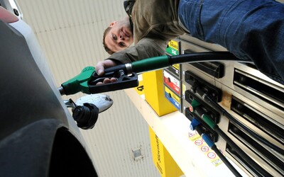 Ceny benzínu a nafty na Slovensku výrazne klesli. Na pumpách vodiči tankujú za prístupnejšie ceny