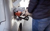 Ceny benzínu a nafty opäť klesli. Vodiči tankujú najlacnejšie za posledných päť týždňov