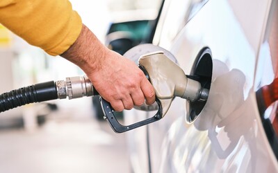 Ceny na benzínkach znovu zaskočili tankujúcich Slovákov. Za naftu dnes zaplatíš najmenej od vypuknutia vojny na Ukrajine