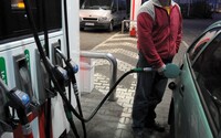 Ceny palív výrazne klesli. Slováci tankujú naftu najvýhodnejšie za posledné týždne