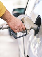 Ceny pohonných hmot v Česku jsou rekordně vysoké. Zrušení biosložky a silniční daně nepomůže, kritizuje vládu opozice