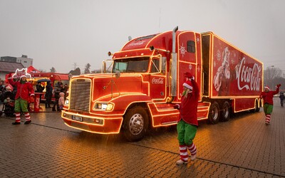 Červené kamióny Coca-Cola budú šíriť vianočnú náladu aj tento rok. Začali v Piešťanoch a skončia v Stupave