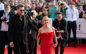 Červený koberec na festivalu v Karlových Varech: Jaké outfity předvedly české celebrity? 
