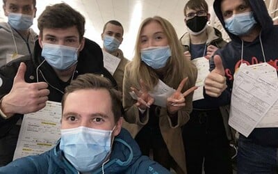 Češi evakuovaní z Číny dorazili do Prahy. 36 lidí z jejich letadla mělo příznaky koronaviru