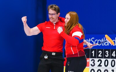 Češi otevřeli olympiádu úspěchem. Manželé Paulovi získali pro Česko historicky první výhru v curlingu na olympiádě
