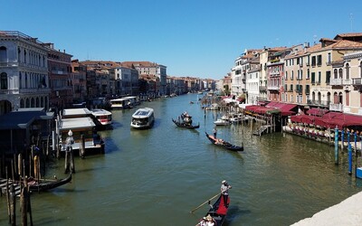 Češi se v Benátkách svlékli do naha a skočili do jednoho z kanálů. Platili pokutu přes 150 tisíc korun
