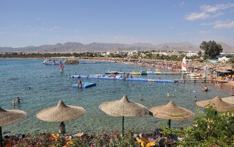 Česi si do Egypta priviezli 20 plechoviek piva. Na letisku im explodovali v kufri