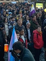 Česi v 6 mestách podporili LGBT+ komunitu na Slovensku. Na protestoch odsúdili vraždu pred barom Tepláreň