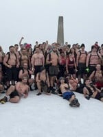 Češi vytvořili nový rekord! Ve spodním prádle či kraťasech vystoupalo 87 otužilců na Lysou horu