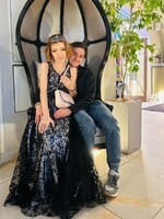 Česká influencerka skončila bez bytu, s partnerom bývajú v hoteli. Obviňuje z toho fanúšikov a žiada ich o finančnú pomoc