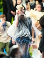 Česká modelka si zahrá vo filme Diabol nosí Pradu 2. Karolína Kurková sa objavila medzi hviezdami filmu