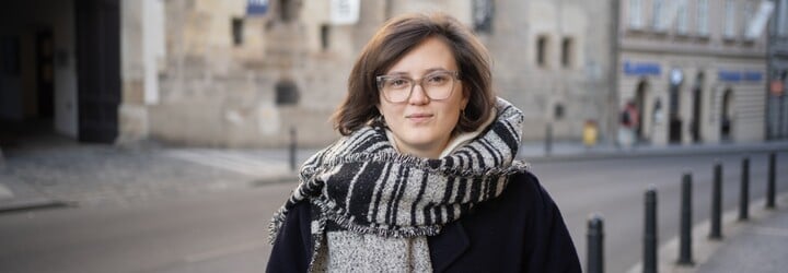Česká novinářka studuje na elitní univerzitě v New Yorku. Rok studia stojí přes dva miliony, týdně přečte stovky stran 