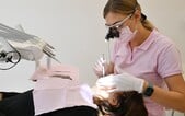 Česká policie odhalila falešnou zubní kliniku. Předstírali, že jsou doktoři, ale znalosti čerpali z internetu