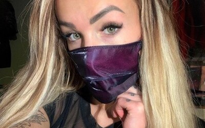 Česká pornoherečka Daisy Lee predáva rúška za 11 €. Obrovský hyenizmus, reagujú ľudia
