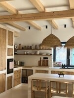 Česká rodina proměnila chátrající dům v designový unikát. „Typ naší kuchyně vychází na půl milionu, nás stála 50 tisíc,“ říká