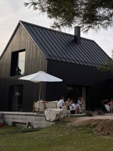 Česká rodina proměnila starý dům svépomocí a bez hypotéky: Černý designový skvost zkrášluje Slavkovský les