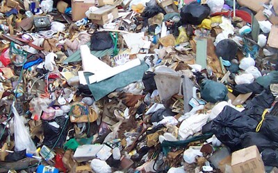 České město zasypalo náměstí odpadky. Chce tím motivovat lidi k třídění 