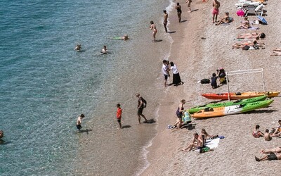 České turisty odnesl vítr v Chorvatsku na nafukovací matraci. Museli pro ně vyrazit záchranáři