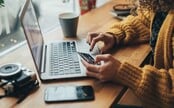 Českem se šíří nebezpečná aplikace. Můžeš přijít o všechny peníze, odborníci před ní varují