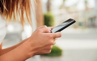 Českem se šíří nový podvod na WhatsAppu. Někteří lidé už přišli o statisíce korun