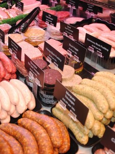 Českí inšpektori našli mäsové výrobky infikované nebezpečnou baktériou. V chladničke ich môžu mať mnohí Slováci
