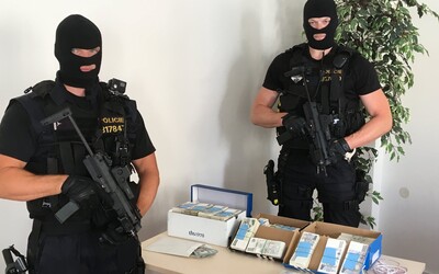 Českí policajti našli cudzincovi v gauči 21 miliónov korún