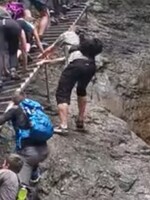 Českí turisti nebezpečne predbiehali lezcov na rebríkoch. V Slovenskom raji takmer prišli k úrazu