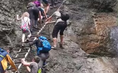 Čeští turisté nebezpečně předbíhali lezce na žebřících. V Slovenském ráji téměř přišli k úrazu