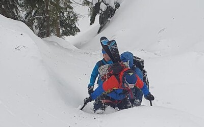 Českí turisti uviazli v hlbokom snehu v Malej Fatre, musela ich vyslobodiť Horská záchranná služba