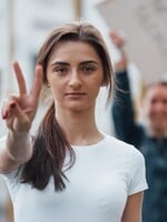Česko stále pokulhává v zapojení mladých lidí do politického dění. Co je trápí nejvíc?