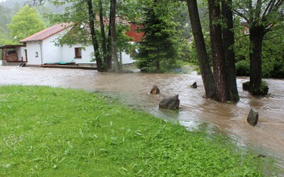 Česko trápí velká voda. Praha zavírá náplavky, na Jihlavsku evakuují vesnici