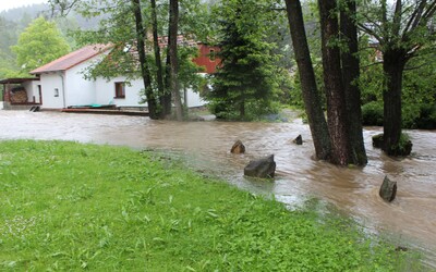 Česko trápí velká voda. Praha zavírá náplavky, na Jihlavsku evakuují vesnici